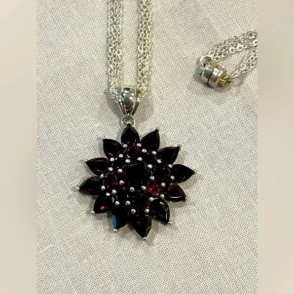 Sterling 13.50 Ct tw Garnet Cluster pendant w/18” magnetic clasp chain. - Picture 3 of 9